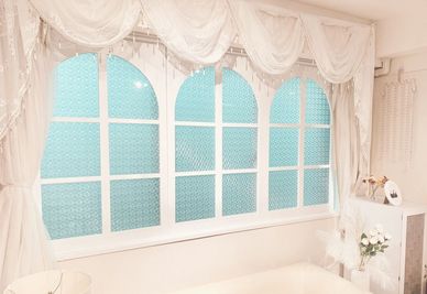 アーチ窓に飾りを導入しました。
現在、水色の窓フィルムは外しましたので、透明な自然光が入ります。※スマホで撮影 - 撮影スタジオ「リンゴバケーション 四谷三丁目」 四谷三丁目駅前◎自然光おしゃれ撮影スタジオ＆パーティ通称リンバケの室内の写真