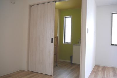 着替えスペースにもなる授乳室。手洗い場もあり調乳もできます - レンタルスペース『コロポックル』 【定期利用限定】レンタルスペースの設備の写真