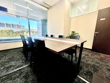 【オフィスサービスUSP】商談・面接・WEB会議、全部できます。ビジネス利用に最適な幕張メッセが見える会議室。 - オフィスサービスUSP