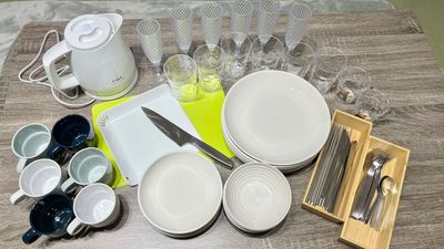 包丁、簡易まな板
お皿類（6名分）：大皿、中皿、少し深みがある小皿、マグカップ、グラス、シャンパングラス、スプーン大・小、フォーク、ナイフ、箸 - グッドワン　座　新大阪 グッドワン座新大阪 未成年🆗防カメラ🈚️全館空調でいと涼しの設備の写真
