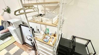 入口にシューズラックとハンガー掛けがあります。各種クリーニング用品を置いています♬ - グッドワン　座　新大阪 グッドワン座新大阪 未成年🆗防カメラ🈚️全館空調でいと涼しの設備の写真