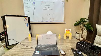 PCをつなげてプレゼンも。HDMIケーブルを置いています。小さいながらもホワイトボードがいい仕事してくれます(^^)/ - グッドワン　座　新大阪 グッドワン　座　新大阪　未成年🆗防犯カメラ🈚️出入り🆓の室内の写真