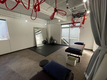 大きな鏡を完備し、様々な用途として使える空間となっています。
鏡は移動ができます。 - 田町・三田駅近　多目的スペース（サロン/スタジオ/セミナー） 昇降式ベッド2台と機材が使える広いスペース（1部屋貸切）の室内の写真