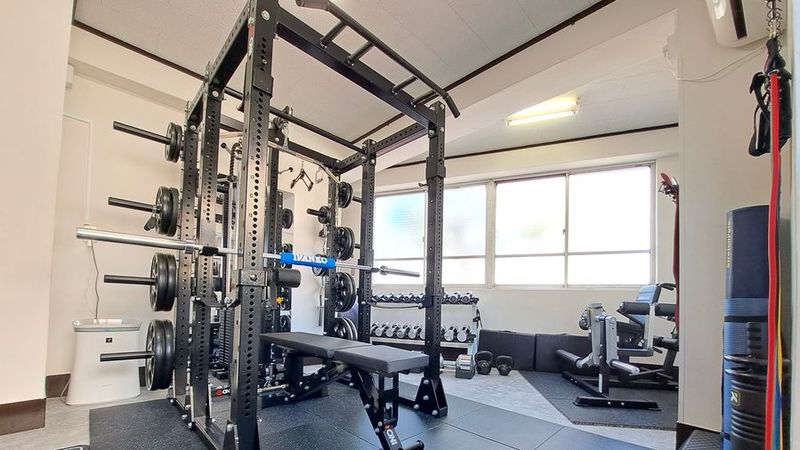 白を基調としたシンプルな空間に質実剛健なONIパワーラックを完備 - INDEPENDENT GYM 方南町店 レンタルジムの室内の写真