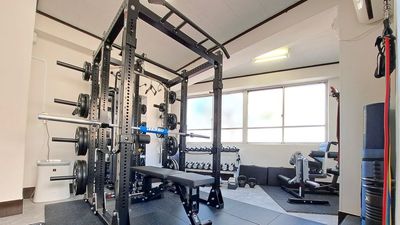 【方南町5分】ONIパワーラック、IVANKOバーベル235kg、ダンベル83kg等 こだわり抜いた機材の圧倒的トレーニング空間 - INDEPENDENT GYM 方南町店