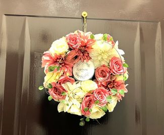 玄関に設置しているフラワーがお出迎え😊🌟	 - レンタルサロンRainbow 赤羽店（Large） salonの室内の写真