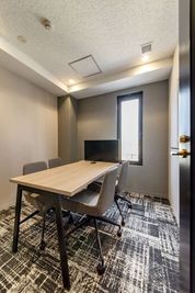 窓付きのお部屋です。 - relark大宮　貸し会議室 No.302小会議室の室内の写真