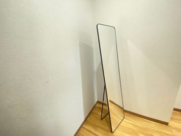 姿見を更衣室にご用意しています。 - 《VILLENT西梅田》 《VILLENT梅田ダンススタジオ402》の設備の写真