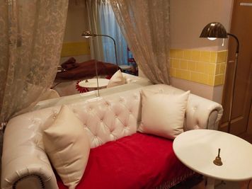 ソファー - プライベートサロン駒沢 トリートメントスペースの設備の写真