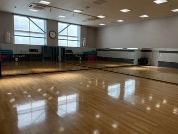大きな鏡は正面と横の2面あります - 加古川フィットネスベリーベリー レンタルスタジオの室内の写真