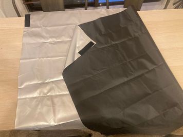 西側の腰窓に装着できるシェード
プロジェクターご利用の際にマジックテープで付けられます。
押し入れに保管しています。 - レンタルスペース・貸し会議室「としょかんのうら二子玉川」 玉川花みず木通のレンタルスペース🍃「としょかんのうら二子玉川」の室内の写真