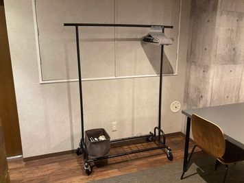 コート掛け - 田町駅徒歩7分のレンタルスペース！オンライン会議やイベントも◎ 田町｜シバスペ｜SHIBAURA space（38名着席可）の設備の写真