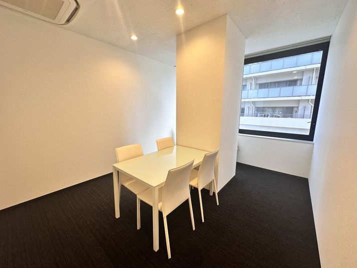 5階カフェスペース+ミーティングルーム - スタンダード会議室 仙台一番町ホール店