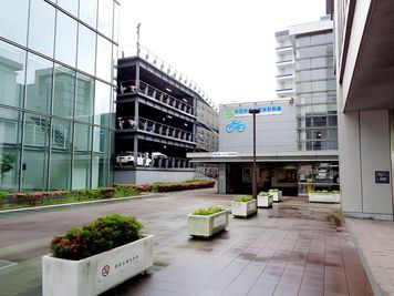 出てすぐ駐輪場 - 東横INN秋田駅東口 シングルの入口の写真