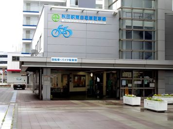 出てすぐ駐輪場 - 東横INN秋田駅東口 シングルの入口の写真