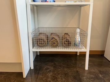 備品ラックにブランケットがございます。ご使用後は元にお戻しください。定期的に洗濯をしておりますが、気になる方は消臭スプレーをご使用ください。 - いいオフィスファーストスペース ４階　ドアなし　半個室　(E)の室内の写真