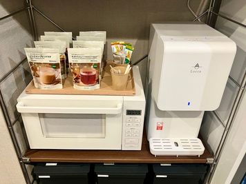 フリードリンクございます。今なら温かい飲み物に合う粉末もご用意。 - 【ReBeCo】現役サロン運営｜静かで落ち着いた施術環境 レンタルサロン（施術用ベッド・タイ古式マット）の設備の写真