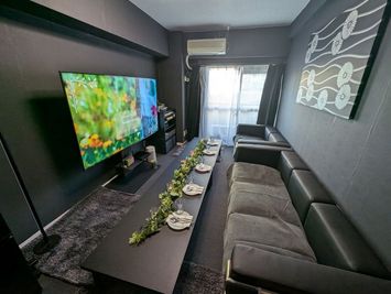 テレビは倍速を超える144Hzリフレッシュレート。4K 144p入力の最新ゲームデバイスでも約0.83msの低遅延を実現する「ゲームモードPro」に対応。 - エクセルシオールスペース西新宿 安全安心の高レビュー🥇エクセルシオールスペース シアター西新宿の室内の写真