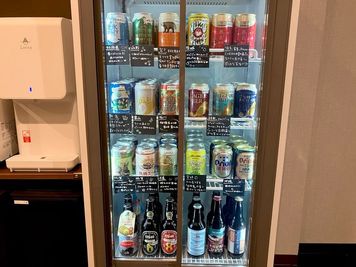 全国各地の地ビールもございます。（有料） - 【ReBeCo】現役サロン運営｜静かで落ち着いた施術環境 レンタルサロン（施術用ベッド・タイ古式マット）の設備の写真