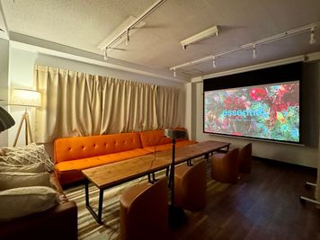 日中でもプロジェクターを鮮明に見ることが可能 - 【THEATER飯田橋】 駅近シアタールーム｜アクセス楽々｜くつろぎパーティー [58]の室内の写真