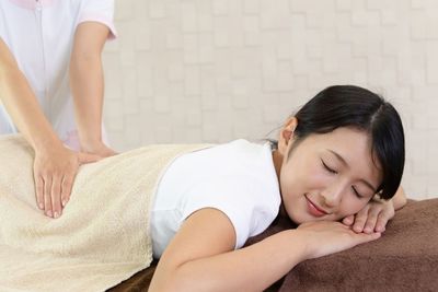 首、肩、腰などデスクワークでお疲れの部分をほぐします。 - 【ReBeCo】東京の隠れ家的コワーキングスペース コワーキングスペース（ボディケア60分付き）の室内の写真