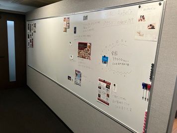 4mのホワイトボードがあり、利用者の名刺、チラシなどが貼れる宣伝場あり - 【ReBeCo】東京の隠れ家的コワーキングスペース コワーキングスペース（ボディケア60分付き）の設備の写真