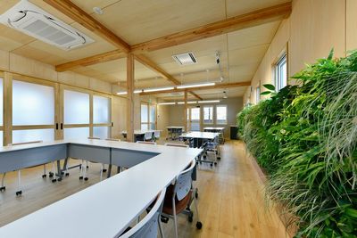 室内の壁面に緑化がされ、癒されながら会議やセミナーができます。 - 佐藤園芸レンタルスペース