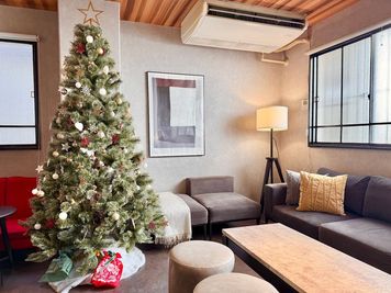 クリスマスツリー設置しました🎄 - 〈SMILE工房 グランスター梅田〉 グランスター梅田の室内の写真