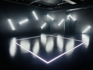 お貸出しているLEDチューブライトは壁の好きな位置にマグネットで付けたり、スタンドで立てたりなど演出は自由自在です！色も変えられます。 - in the house / Hatagata "Shack"の室内の写真
