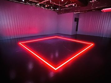 床埋め込みのLEDライトは、RGBカラーで自由に調光・調色が可能です！ - in the house / Hatagata "Shack"の室内の写真