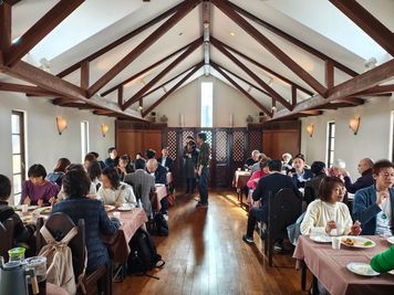 【ご利用例】お食事会の場合 - コラボレーション スペース Ｓｏｒａ 【１周年キャンペーン開催中！】ホールＳＡＫＵＲＡの室内の写真