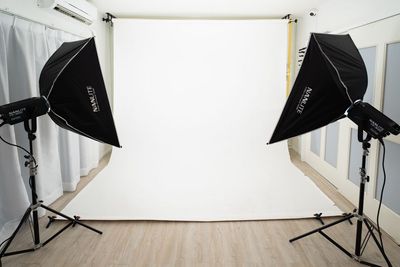 背景紙は定期的に新しいものへ更新されます - more新宿2号店 	撮影スタジオの室内の写真