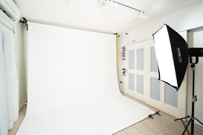 背景紙の幅は2.72mです - more新宿2号店 	撮影スタジオの室内の写真