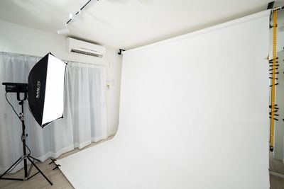 撮影可能な高さは２mくらいとお考えください - more新宿2号店 	撮影スタジオの室内の写真