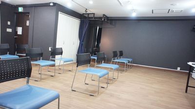 椅子だけ並べて - レンタルスペース24 【新装】創業６年、信頼と安心の清潔な多目的スペース　の室内の写真