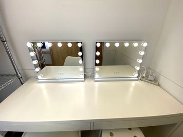 控え室のメイクテーブル
143cmx50cm
女優ミラー２台
控え室はカーテンを閉め切ることで更衣室にすることが可能です。 - 撮影スタジオ Coache（コーチェ） 【JR浅草橋徒歩4分】撮影スタジオ　Coache（コーチェ）の室内の写真