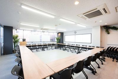 【ロの字型配置】 重役会議やディスカッションに。全員の顔が見える対面形式。 - Good Space会議室　神田鉄鋼 商業ビルワンフロア貸切｜会議・イベントスペース[57]の室内の写真