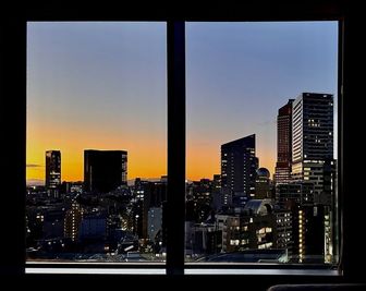 夕方の景色です。
夜景は反射してしまうので、写真に収めることができませんでした（来場いただいた際のお楽しみにしていただければと思います）。 - 1906_SakuraHills 「綺麗な夜景」が見える珍しいスペースの室内の写真