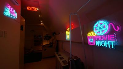 部屋に入った瞬間にネオンサインがお出迎え - Cinema Neon Pod / シネマネオンポッド秋葉原 小川町駅・淡路町駅・新御茶ノ水駅すぐのプライベートシアタールームの室内の写真