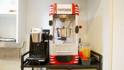 ポップコーンマシンご利用無料（ご使用後は要洗浄）
コーヒーメーカーは1組様3杯まで無料（4杯目からはオプションでご購入ください、ご使用後は要洗浄） - Cinema Neon Pod / シネマネオンポッド秋葉原 小川町駅・淡路町駅・新御茶ノ水駅すぐのプライベートシアタールームの設備の写真