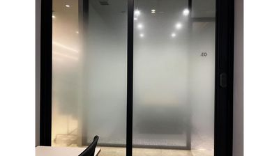 【新高島駅から徒歩2分】Room13スペース内部から見たときの写真です。 - chilink WORKSITE MINATOMIRAI 貸し会議室【Room3 - 3人部屋】の室内の写真