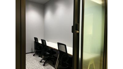 【新高島駅から徒歩2分】Room13入口の写真です。 - chilink WORKSITE MINATOMIRAI 貸し会議室【Room3 - 3人部屋】の室内の写真