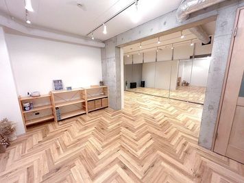 Sea Walk cafe&studio 【撮影】スチール撮影や動画配信が出来るスタジオです。大きな鏡付きの室内の写真