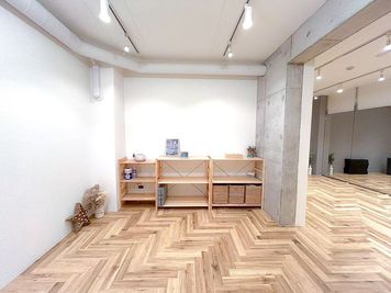 Sea Walk cafe&studio 【撮影】スチール撮影や動画配信が出来るスタジオです。大きな鏡付きの室内の写真