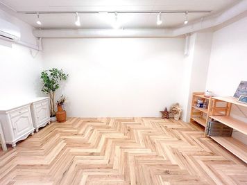 Sea Walk cafe&studio 【撮影】スチール撮影や動画配信が出来るスタジオです。大きな鏡付きの室内の写真