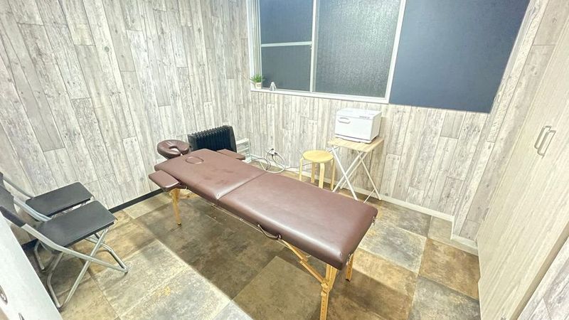 川口駅西口のレンタルサロンスペース　施術用ベッドあります - 80’s GYM×CAFE×BAR