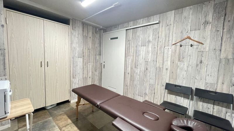 川口駅西口のレンタルサロンスペース　施術用ベッドあります - 80’s GYM×CAFE×BAR