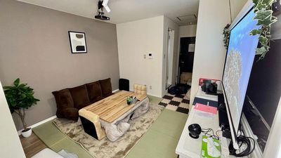 心斎橋商店街からスグの便利な立地。繁華街の真ん中に「たたみ」と「こたつ」の【和み空間】が誕生しました💛居心地の良い、落ち着いたスペース。 - グッドワン心斎橋 グッドワン心斎橋なごみルーム　未成年🆗防カメラ🈚️出入り🆓の室内の写真