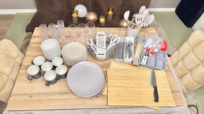 食器類は6名分。お鍋やたこ焼きなどに必要な調理器具はほぼ揃っています💛 - グッドワン心斎橋 グッドワン心斎橋なごみルーム　未成年🆗防カメラ🈚️出入り🆓の設備の写真