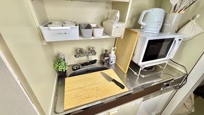 キッチンです。各種道具を置いています。
まな板が大きいので、シンクの上でカットできます。 - グッドワン心斎橋 グッドワン心斎橋なごみルーム　未成年🆗防カメラ🈚️出入り🆓の室内の写真